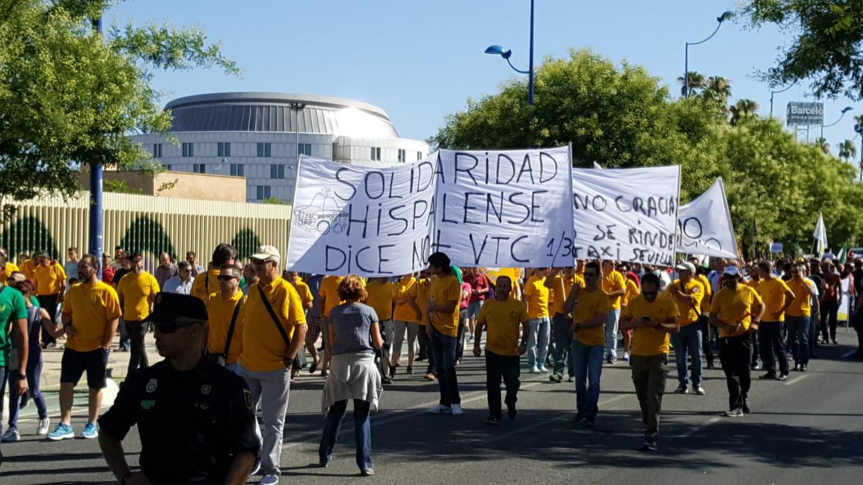 Manifestación de taxistas en la isla de la Cartuja