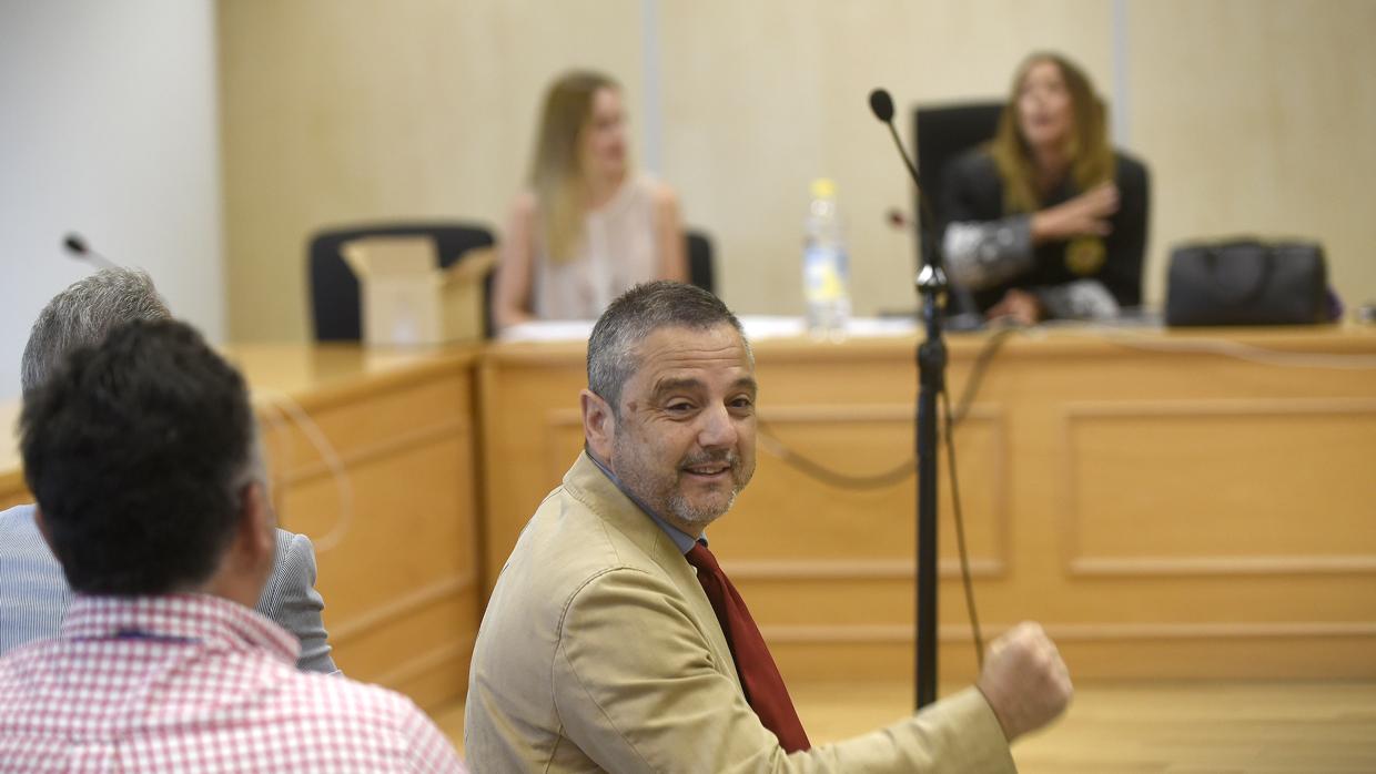 Fernando Mellet, gerente de Mercasevilla en la época socialista, celebrando la absolución