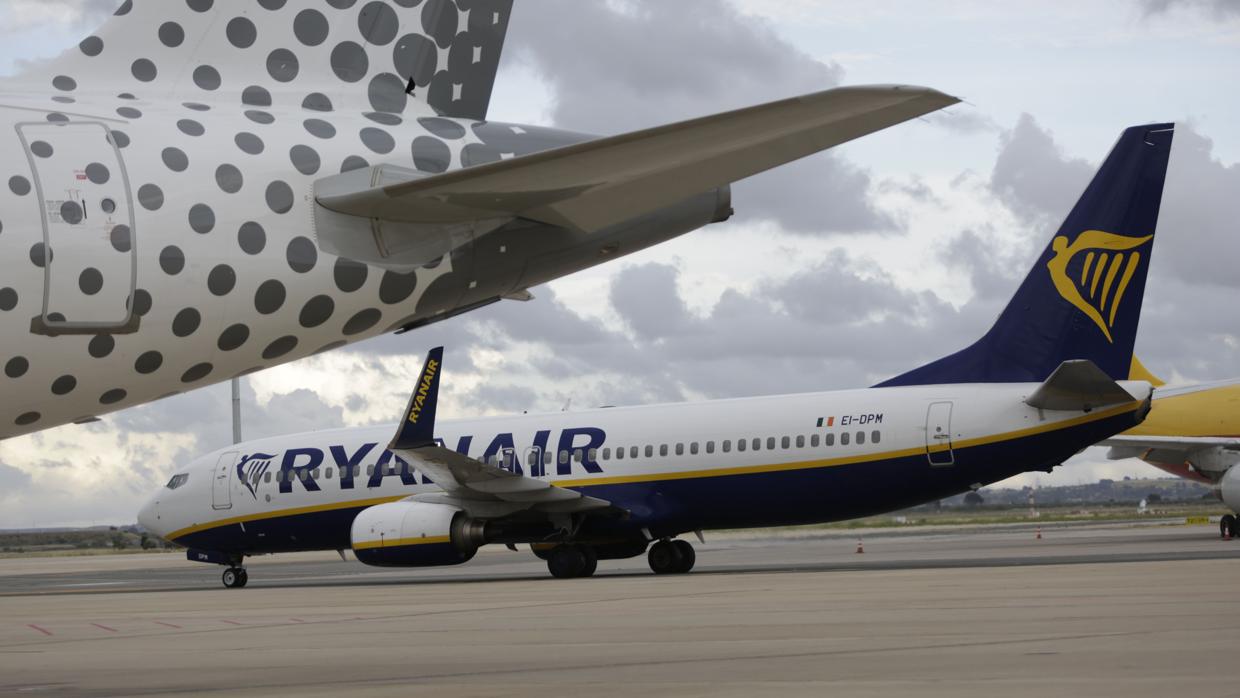 Un avión de Ryanair en el aeropuerto de San Pablo