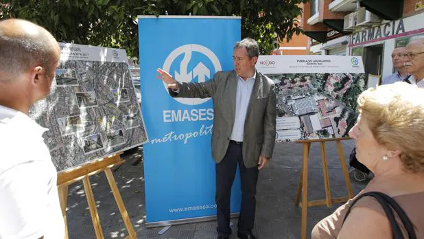 El alcalde, Juan Espadas, explica las obras de Emasesa en el Tiro de Línea