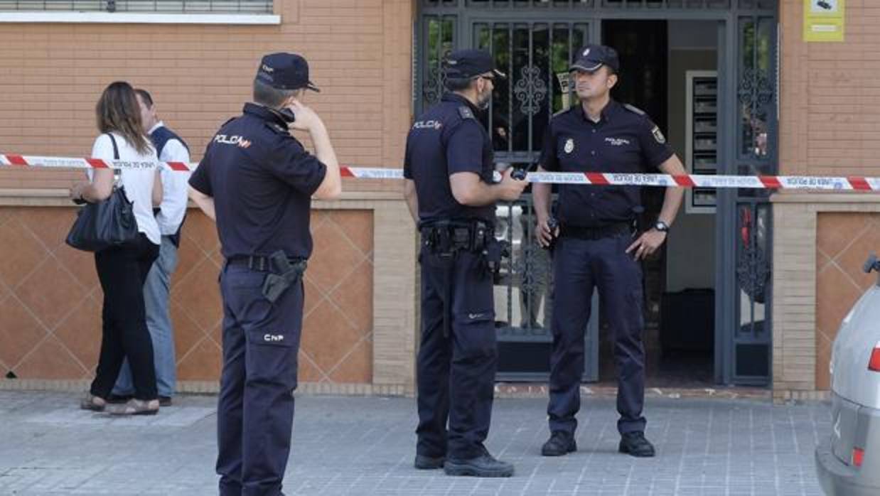 El portal de la barriada sevillana de San Diego donde se produjo el crimen