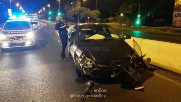 Estrella su coche en el Polígono Calonge mientras iba sin carnet, borracho y tras haber tomado pastillas