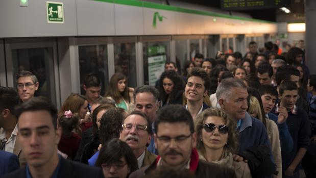 Usuarios en el Metro de Sevilla