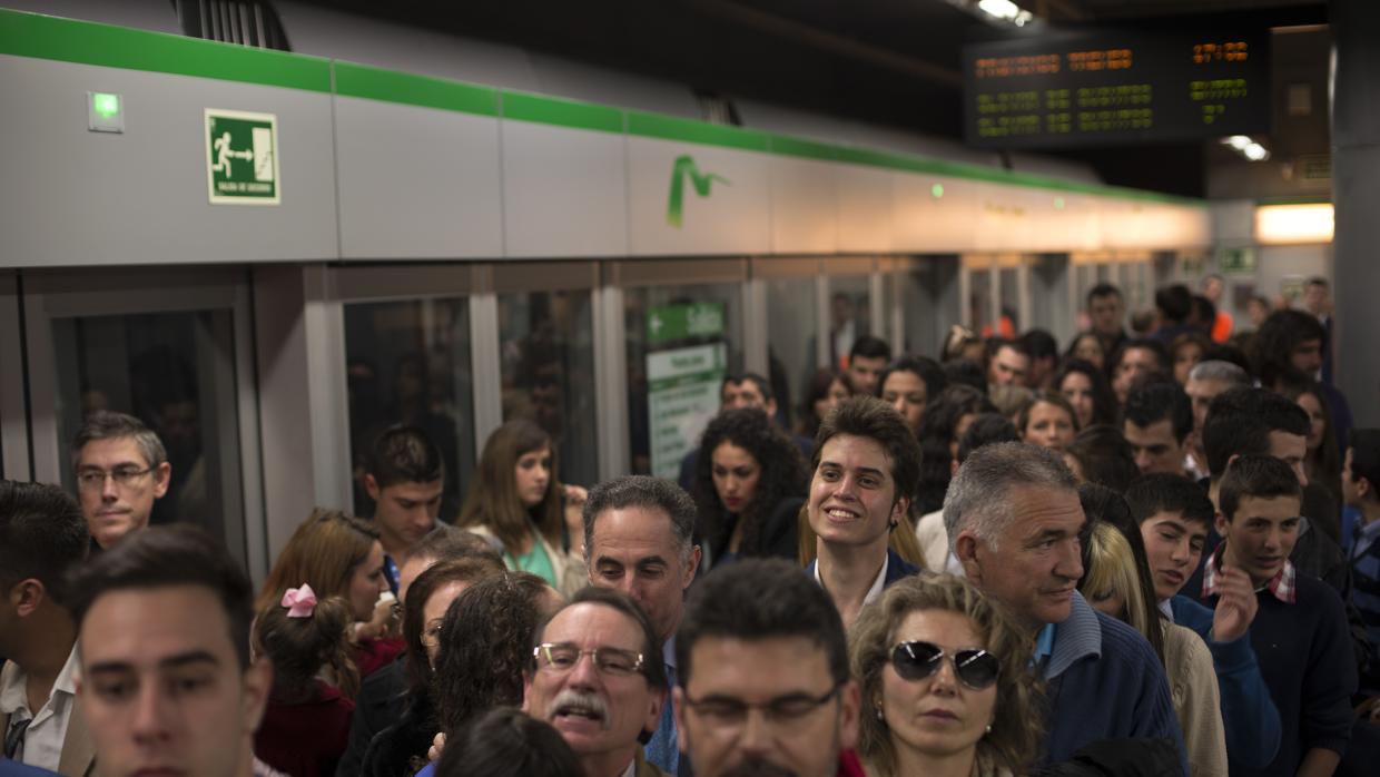 Usuarios en el Metro de Sevilla