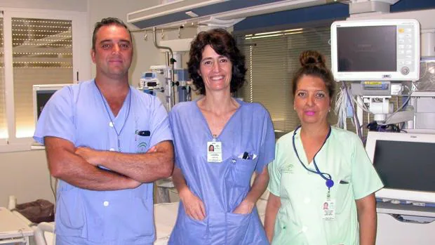 Miembros del equipo de donación del hospital: el doctor José Antonio Sánchez Román junto a la enfermera Violeta Lucena y la auxiliar de Enfermería Estefanía Trassierra