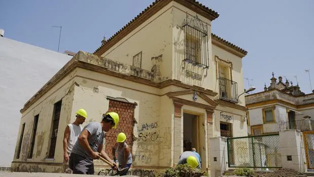 Operarios trabajan en la rehabilitación de Villa Julita, ubicada en el barrio de Nervión