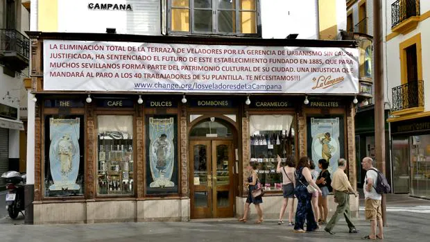 Pancarta reivindicativa en la confitería La Campana