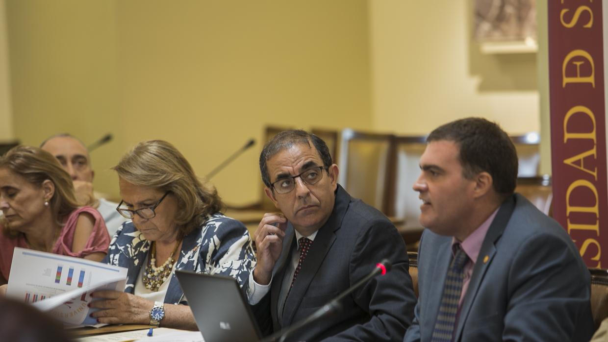 El rector, junto al profesor Francisco Acedo y la presidenta del Consejo Social, Concepción Yolpi