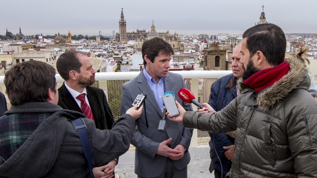 El delegado de Deportes, David Guevara, atendiendo a los medios