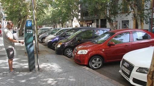 Vehículos en batería estacionados en Marqués de Paradas