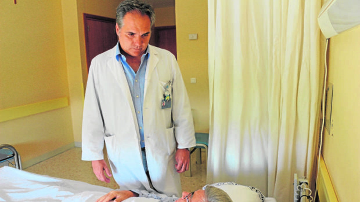 El doctor Bachiller en el hospital con uno de sus pacientes