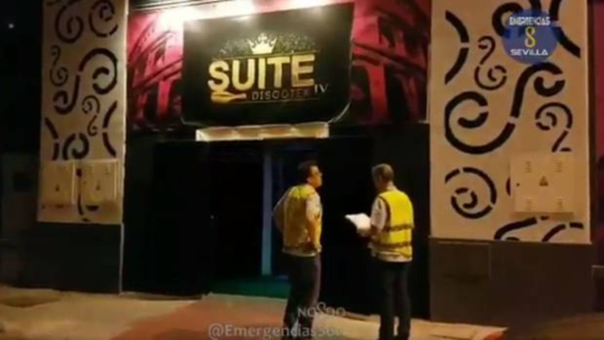 Agentes de la Policía Local ante la discoteca clausurada