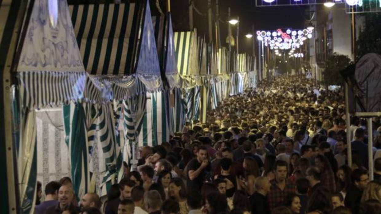 Ambiente festivo en las casetas de la calle Betis