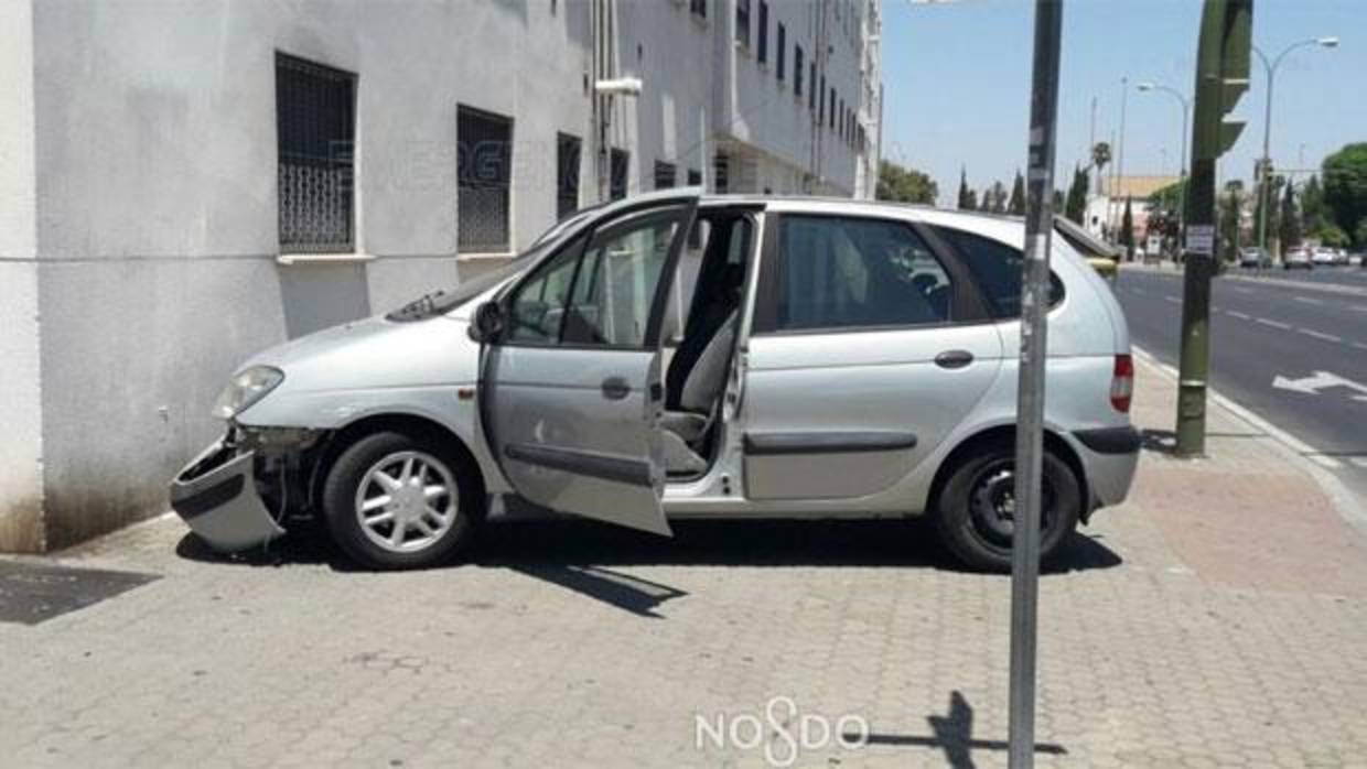 El coche accidentado en la avenida Doctor Fedriani con la avenida de San Lázaro