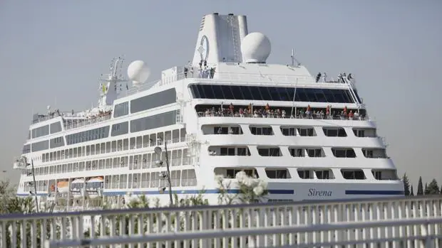 El crucero «Sirena» atracado en el Muelle de las Delicias