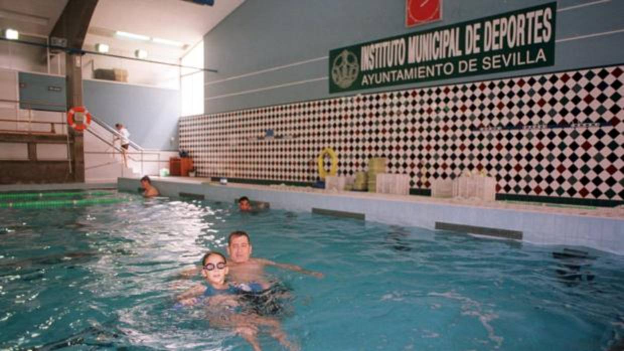 La piscina Virgen de los Reyes, frente al hospital Macarena, lleva más de tres años cerrada