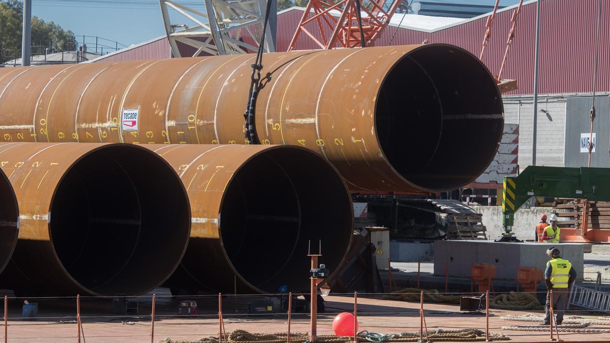 Operarios de Tecade transportan grandes estructuras cilíndricas