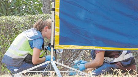 La Policía recoge pruebas junto al cuerpo de la fallecida