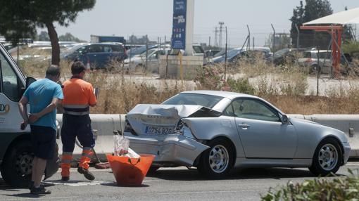 Accidente entre un turismo y un camión en la SE-30