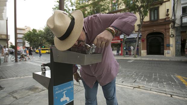 Fuente de estilo «clásico funcional» instalada esta semana en la Campana