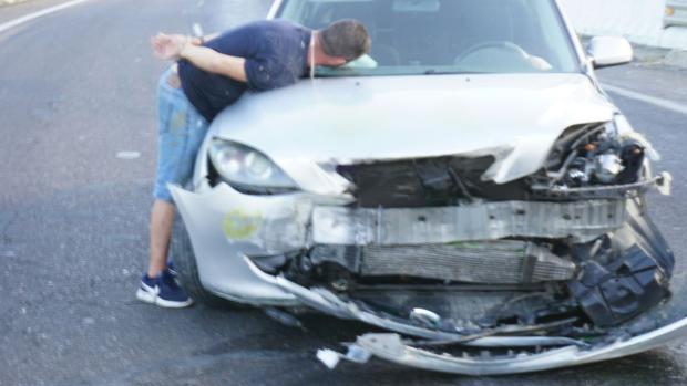Un guardia auxilia al conductor que intentó arrollar a varios compañeros en un control en Sevilla