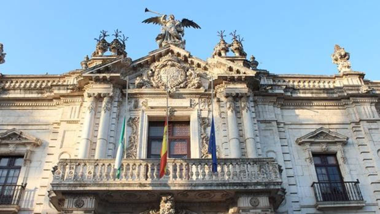 Fachada del Rectorado de la Universidad de Sevilla, con las banderas a media asta