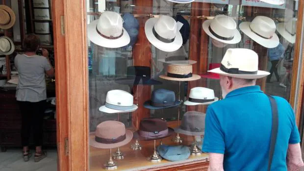 Cada vez es más habitual ver sombreros por las calles de Sevilla