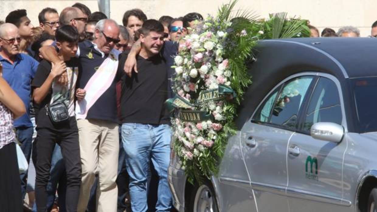 Juan Manuel Cortés, emocionado por la muerte de su hija durante su entierro