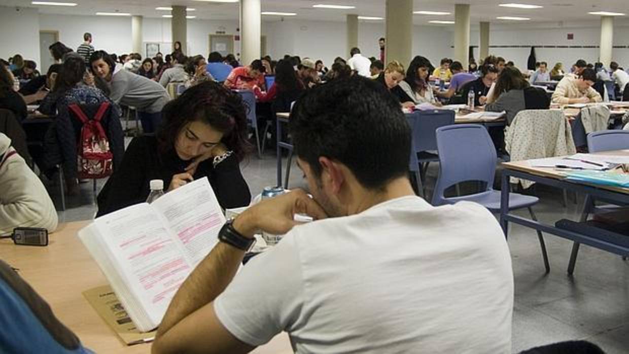 Estudiantes preparándose para los exámenes