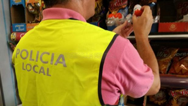 Precintada una tienda en Triana por vender comida caducada
