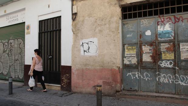 Intentan robar el bolso a una turista estadounidense en la plaza del Pumarejo de Sevilla