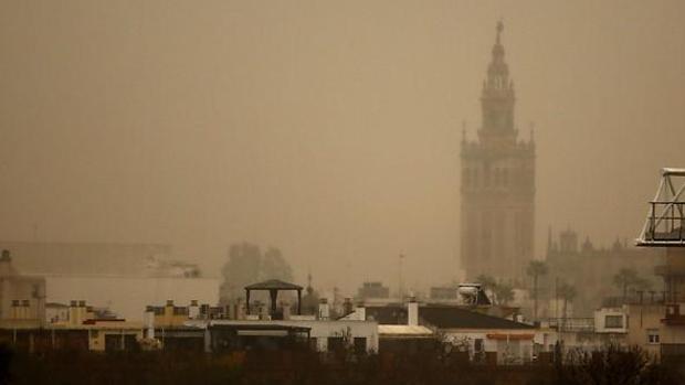 ¿Por qué llueve barro en Sevilla?