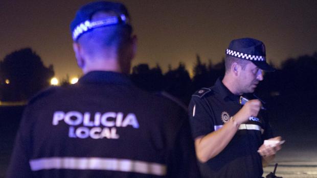 Agrede y amenaza con matar a su mujer de una puñalada en Sevilla