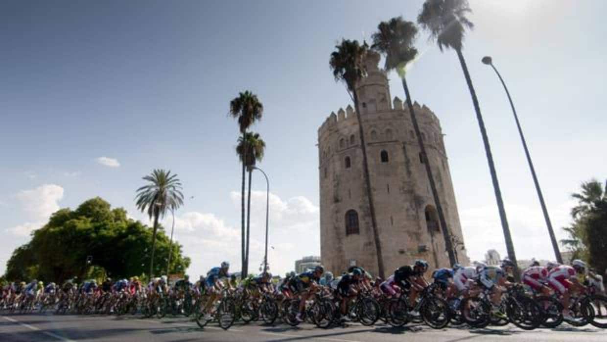 El pelotón de la ronda ciclista española, a su paso por la Torre del Oro en 2013
