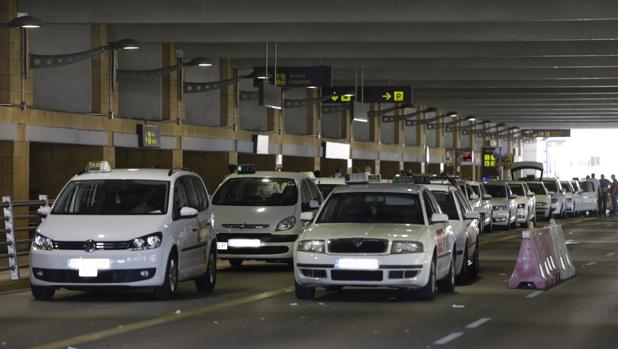 Denunciada por transporte ilegal de pasajeros entre Sevilla y Cádiz