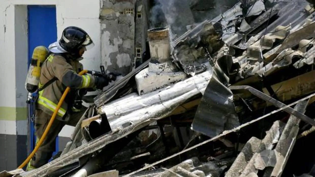 Un bombero en plena extinción del incendio en el Mercado de Las Palmeritas