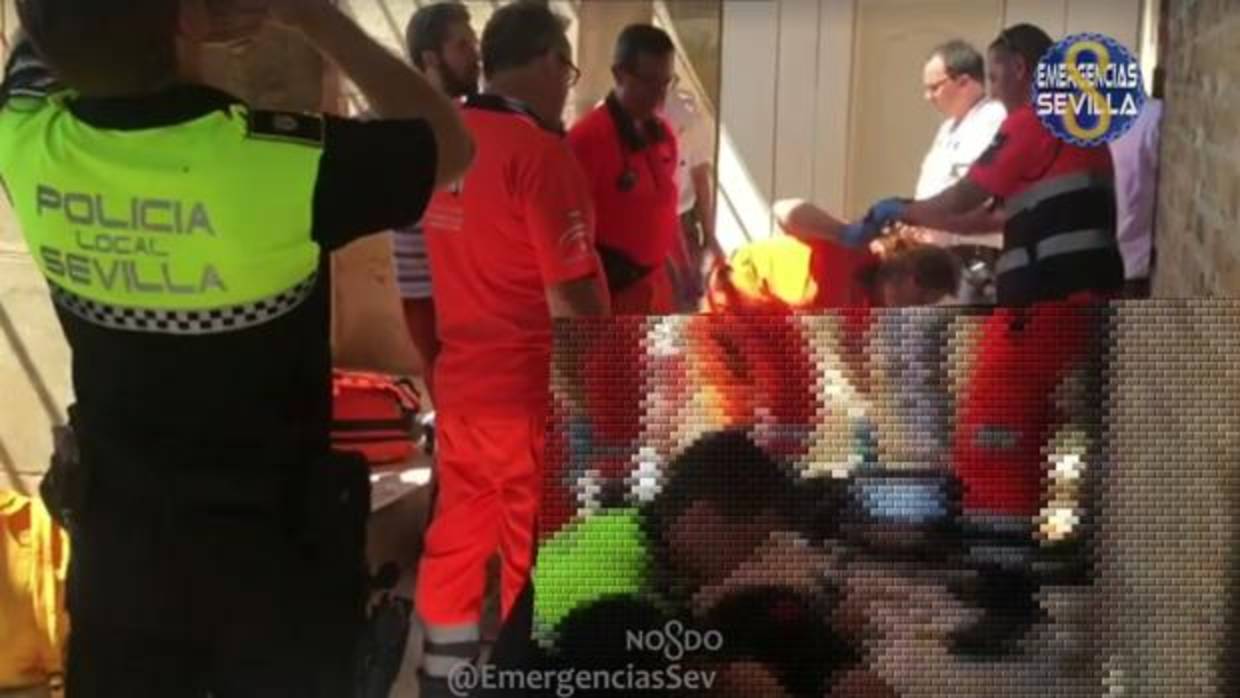 La Policía y el 061 atendiendo al turista infartado