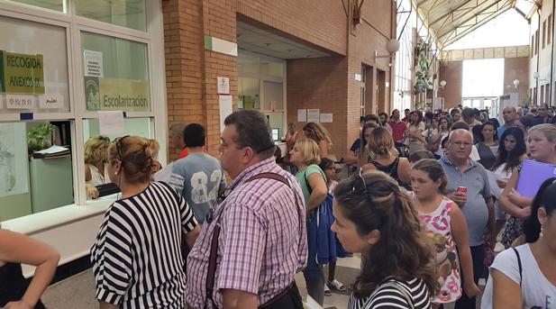 El curso arranca en Sevilla con más de un centenar de niños sin colegio asignado
