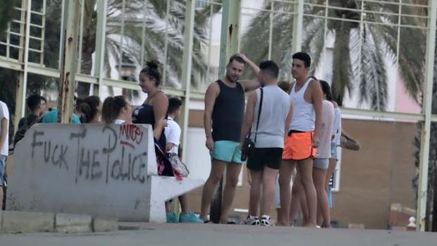 Más de 250 vecinos de Pino Montano se concentran por la ola de robos con violencia