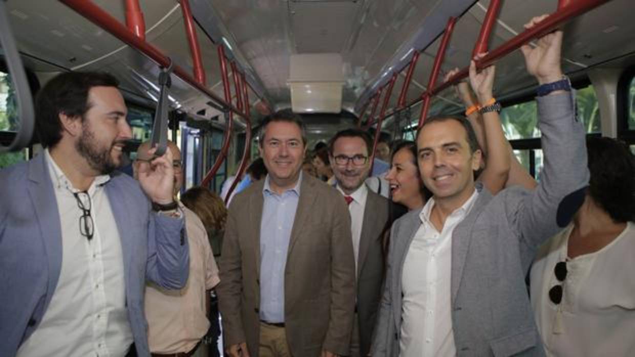 El Alcalde de Sevilla, Juan Espadas, en el interior de la nueva línea de Sevilla Este