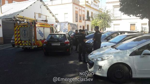 Rescatan a un anciano que llevaba varios días caído en su casa de la Macarena