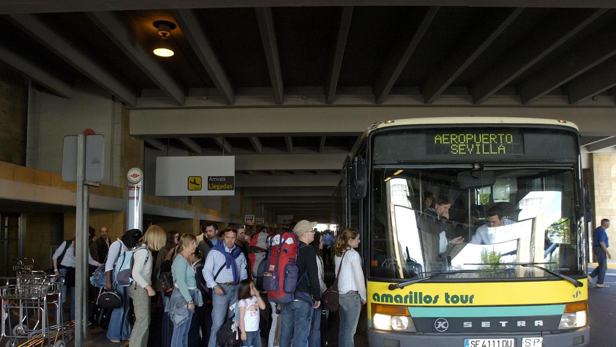 Visitantes hacen cola para subir al autobús del aeropuerto
