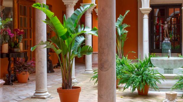 La Junta de Andalucía obliga al hotel boutique Casa del Poeta a cambiar las pilastras de su patio