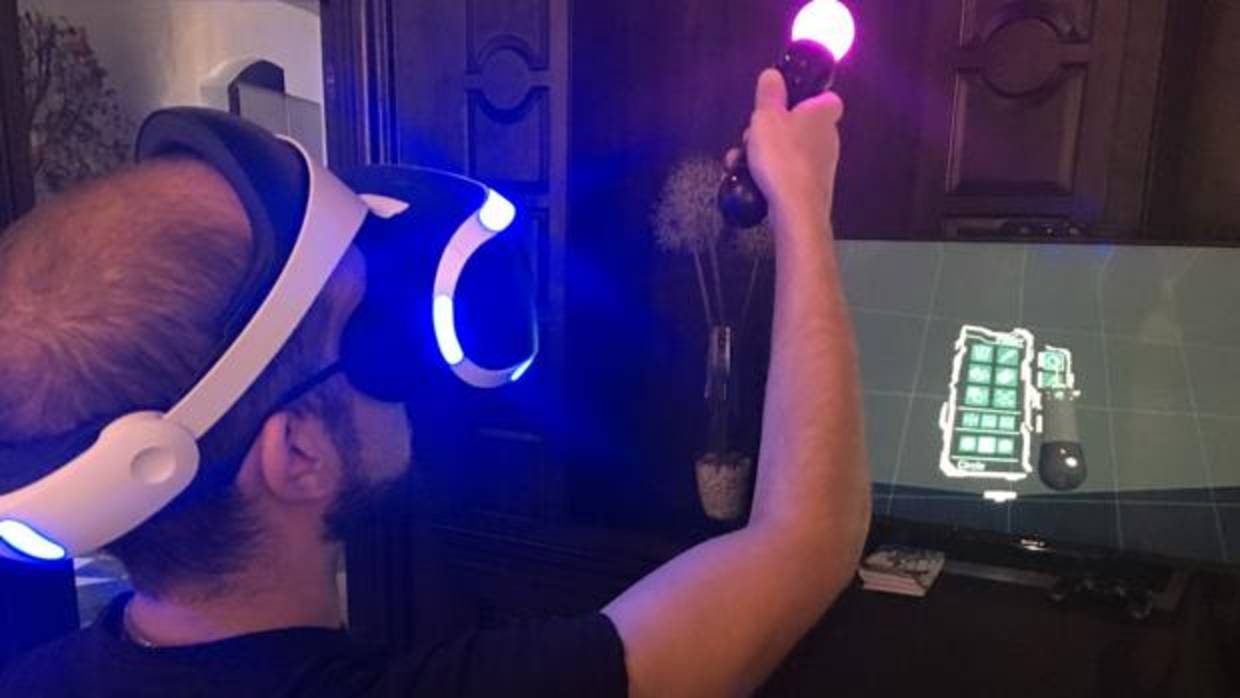Un joven practica con uno de los nuevos productos virtuales sobre videjojuegos