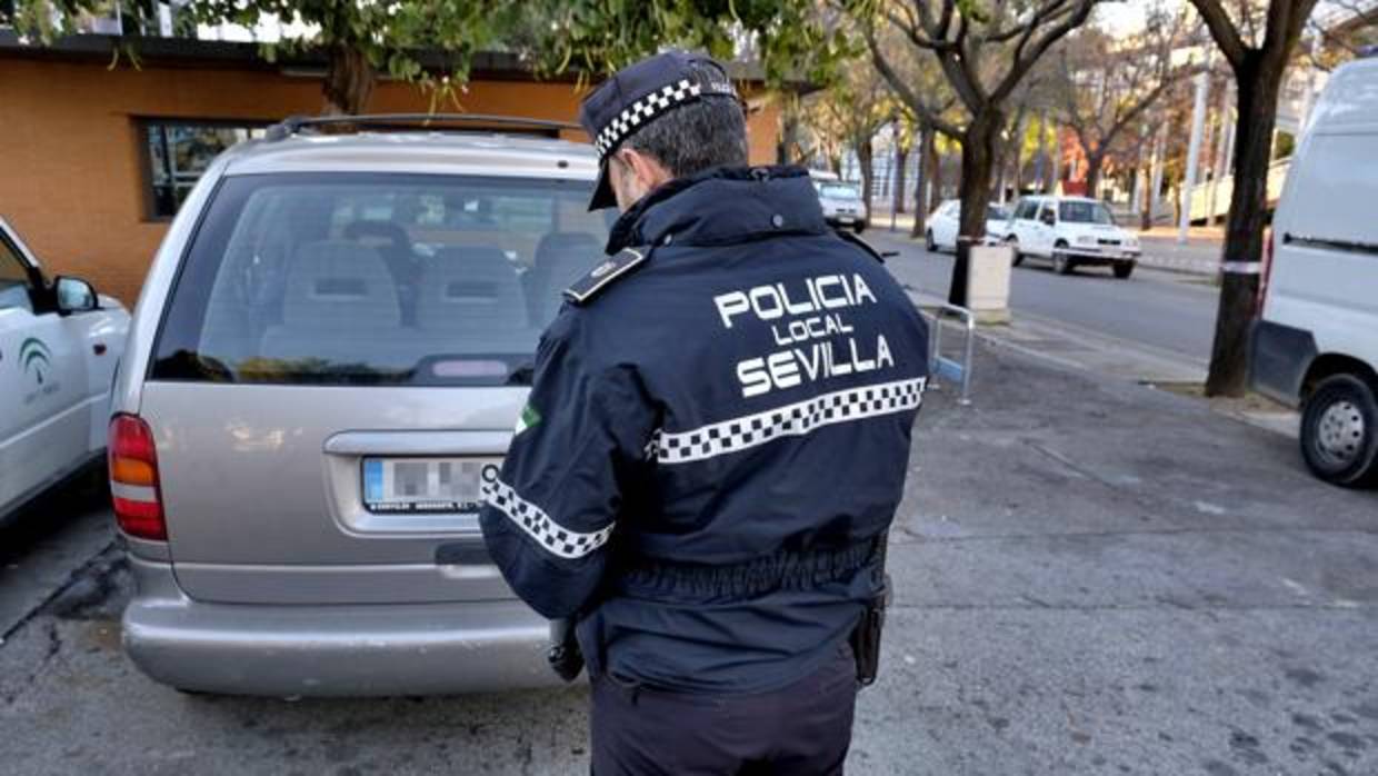 Un agente de la Policía Local de Sevilla pone una multa