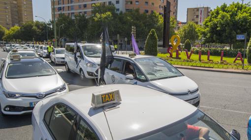 Varios taxis en las inmediaciones de Santa Justa