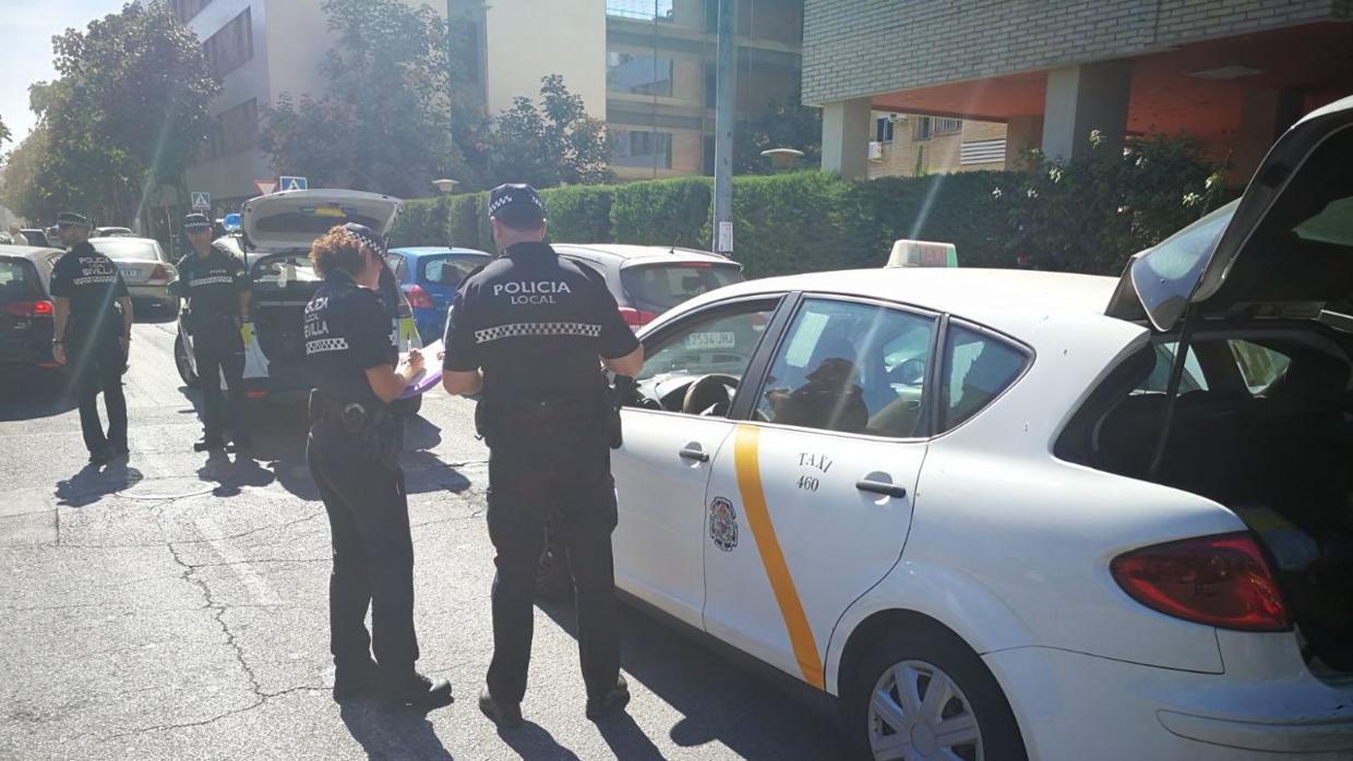 Agentes de la Policía Local interceptando al taxi