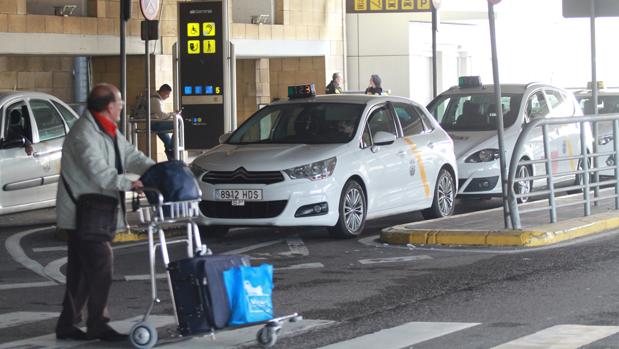 Ayuntamiento y aeropuerto buscan medidas para evitar colapsos en el transporte por grandes congresos