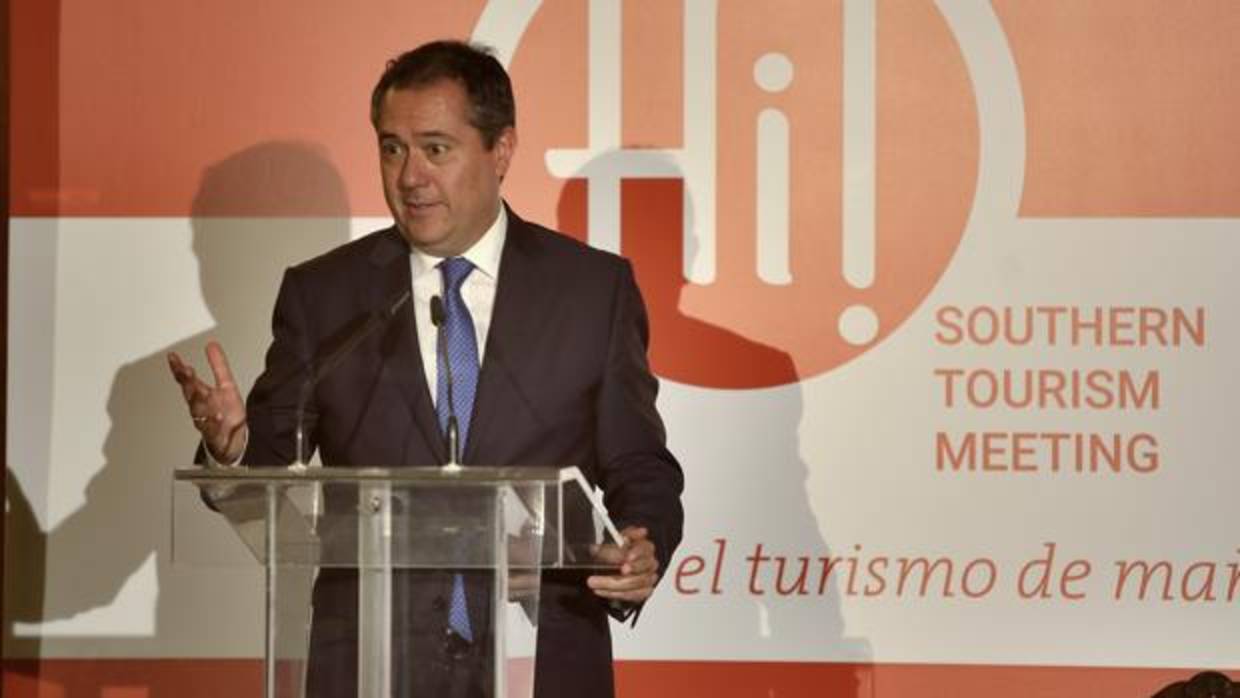 El alcalde de Sevilla, Juan Espadas, durante un acto con el sector turístico celebrado en ABC