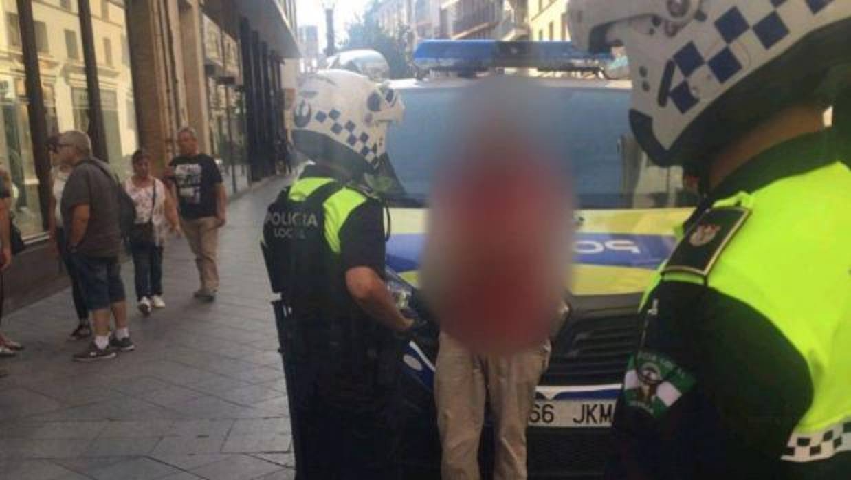 Efectivos de la Policía Local detienen al individuo en la calle Rioja